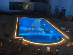 قبل وبعد ترميم مسبح فيلا بجدة وتغيير البلاط إلى موزاييك إسباني فاخر.