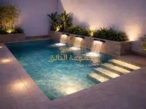 مسبح منزلي بجدة مع إضاءة LED داخلية متعددة الألوان وتصميم لاندسكيب ليلي فاخر.